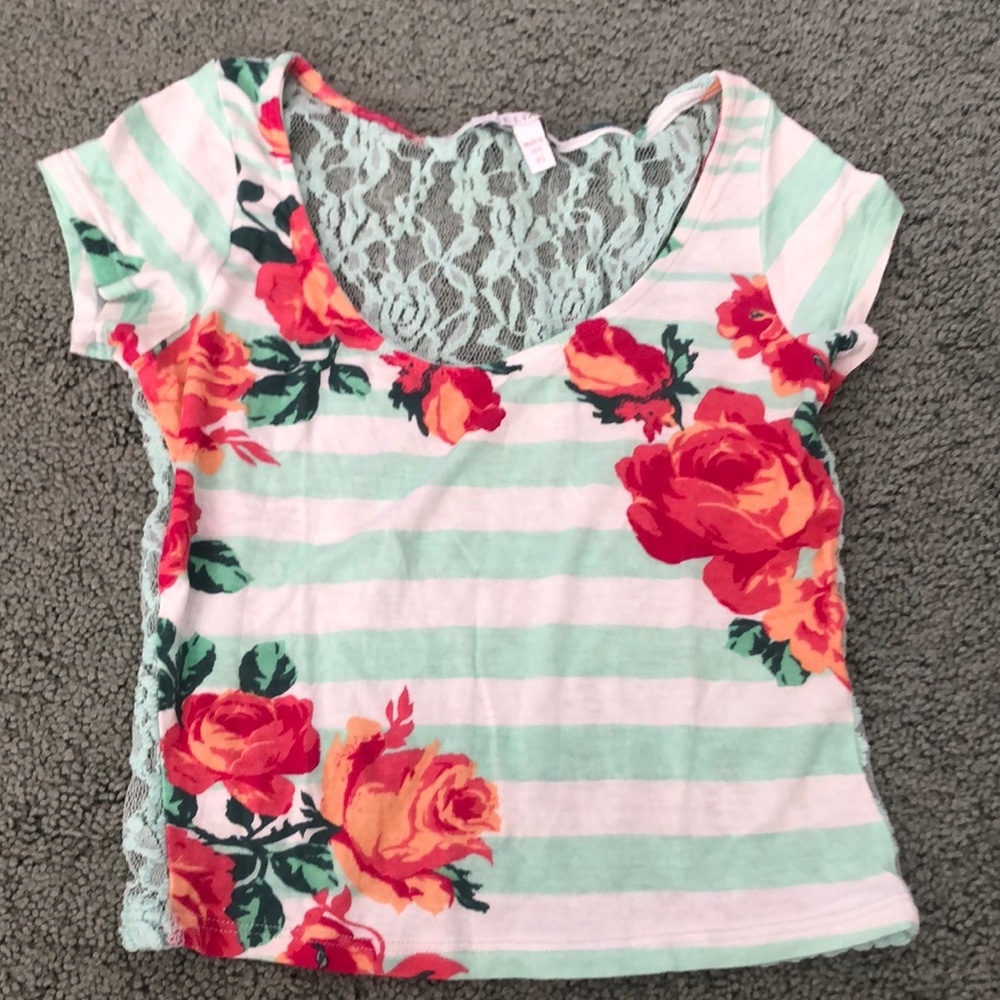 Delia’s short sleeve crop top
